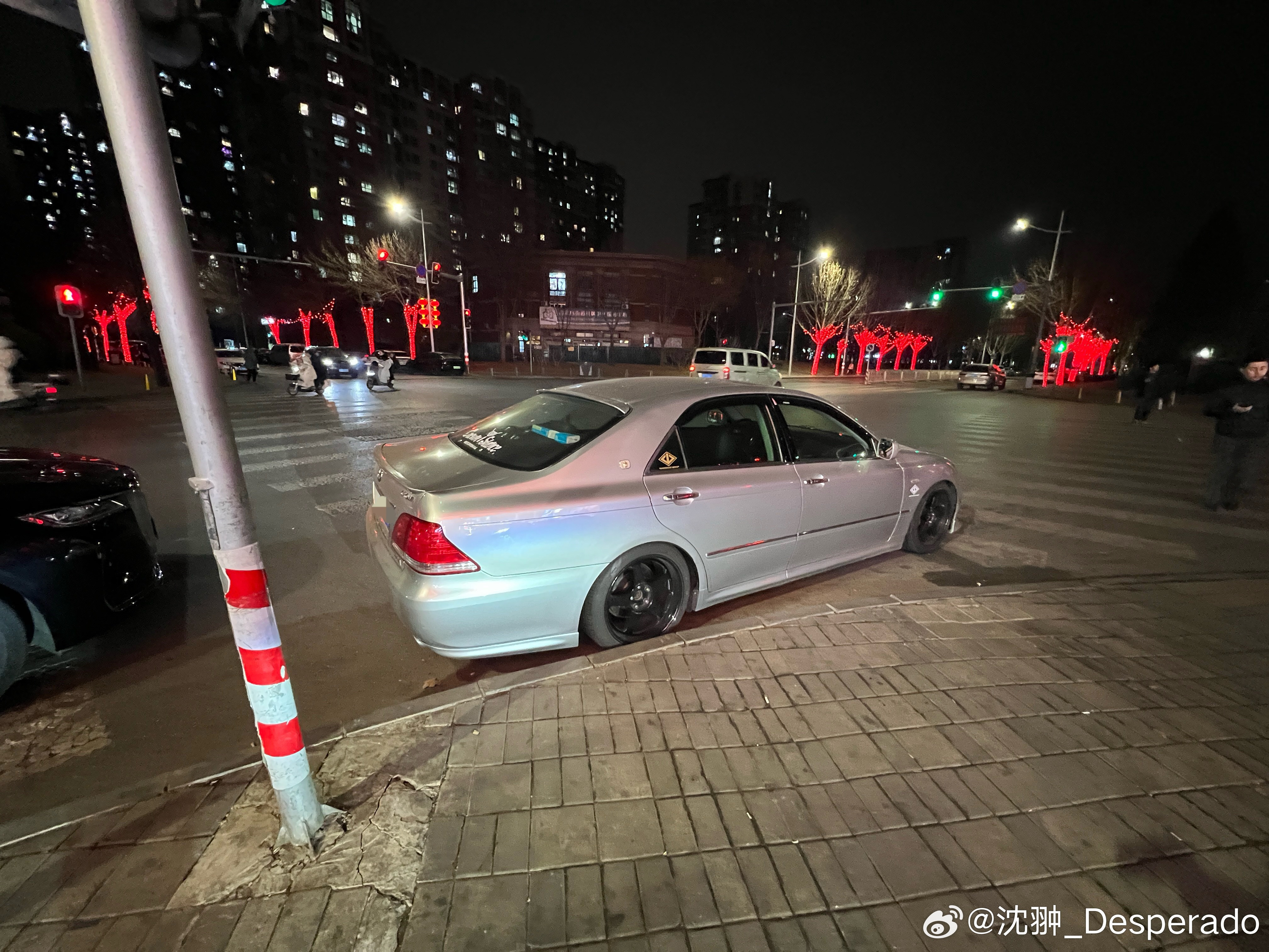 如今2026年了，再见丰田皇冠，依旧震撼，依旧回头率颇高。记得几年前北京本地的二