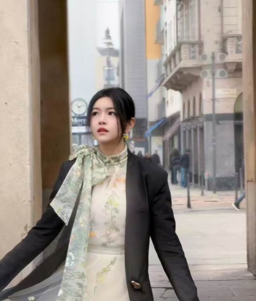 陈妍希此次米兰之行大家早已看惯了她的时装照猛然间看到她后面的三张照片，瞬间感觉