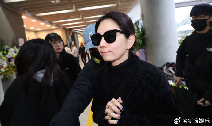 Ella现身送别袁惟仁Ella哭红了鼻子据台媒，现身袁惟仁告别式。公祭结束后步