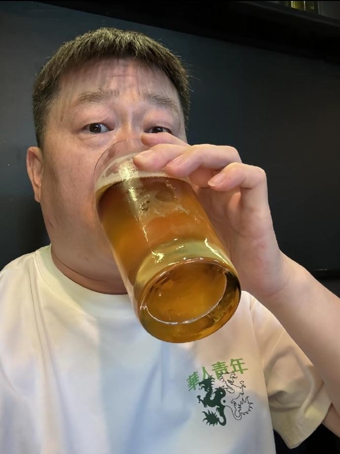 张鹤伦用小号晒喝酒照，网友评论区云碰杯！张鹤伦，有事没事，就喜欢喝两口。由于身体