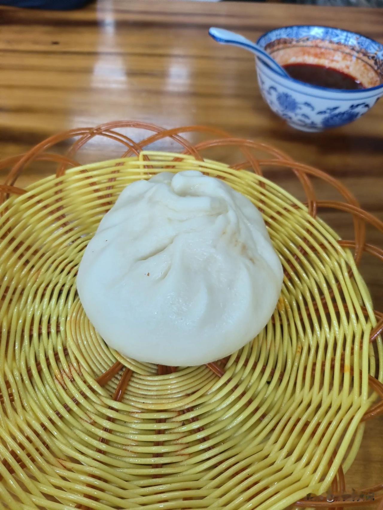 正宁口味这个肉包和洋芋疙瘩挺好吃的。肉包3块5一个个头大，馅儿也比较足。而且