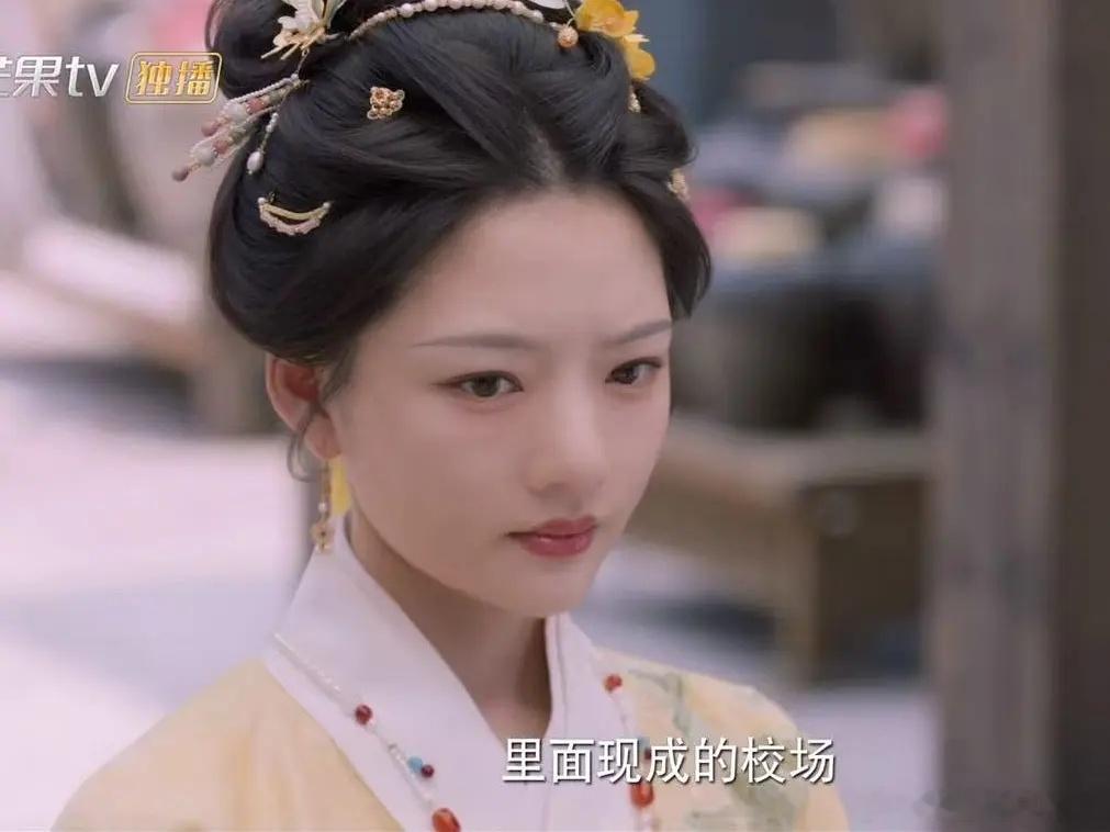 这么大的滤镜修容都遮不住大脸盘，想演古偶任敏还是稍微减减肥吧