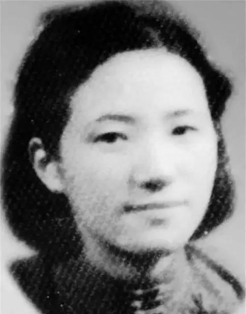 1934年，新婚第1天，作家苏青就撞见丈夫与表嫂在一起调情，她隐忍不发，接连生下