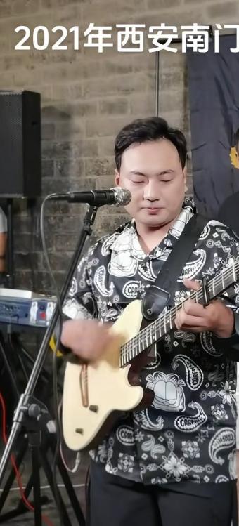 钱真养人啊。钱不是万能的，没钱是万万不能的。火的一塌糊涂的海来阿木，成名前和成名