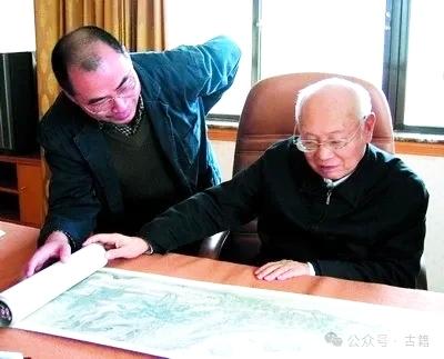 查了半天，关于陆挺父母和家庭背景的信息，一个民营企业家，能收藏3000多件元