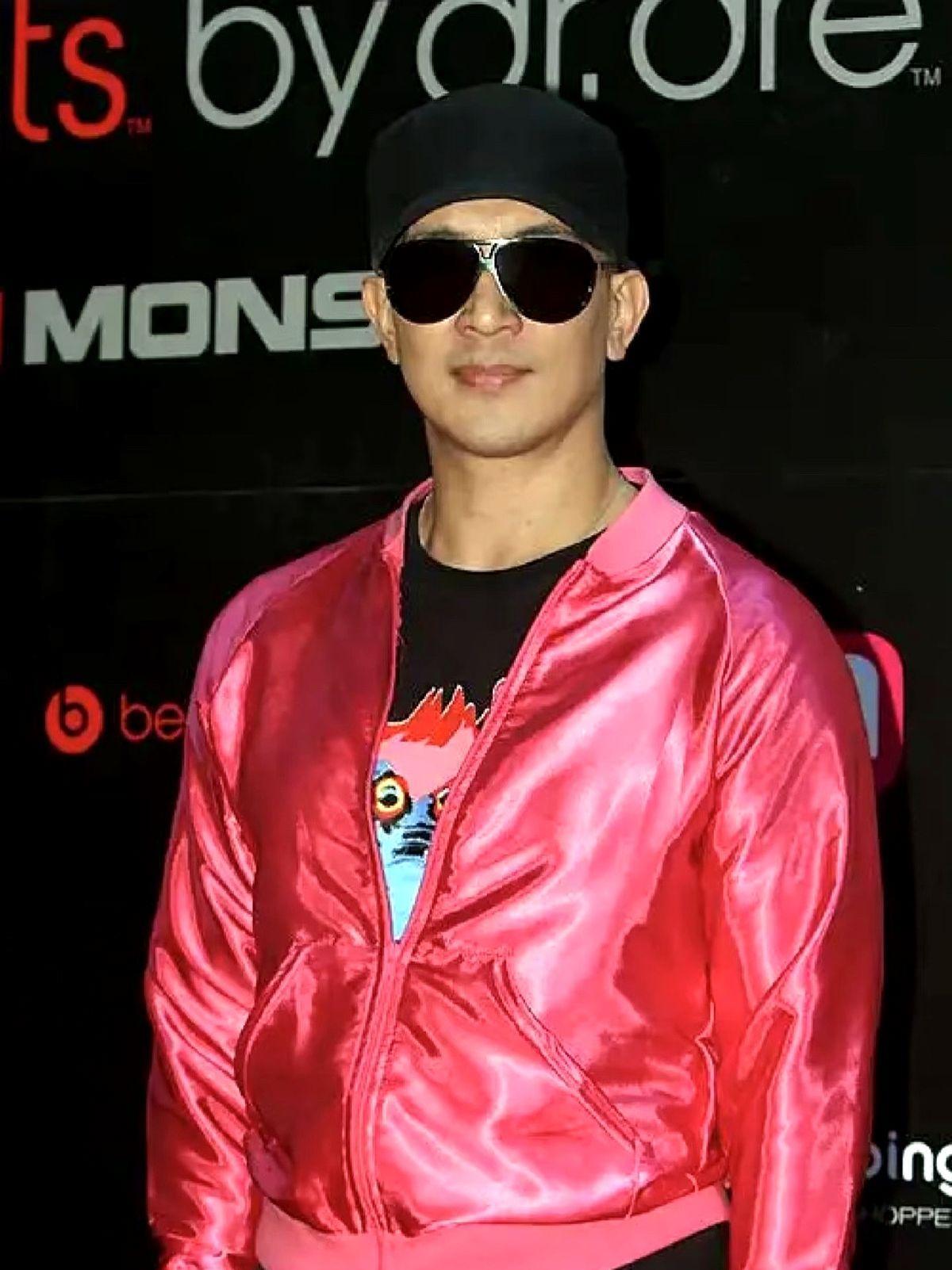 具俊晔这个人真有点说不透。明明自己是DJ，到处接演出也卖画，偏偏所有人都觉得他