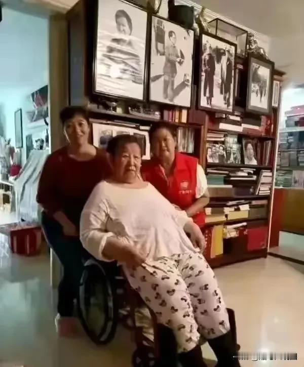 这是李讷晚年的照片：住老年公寓、住的房间贴满了她和父亲拍的照片，双腿肿得无法站立