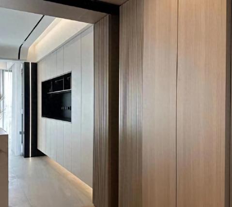 当初装修，我媳妇非要装护墙板，说“美式风格大气”。花了2万多，全屋贴了一圈。结果