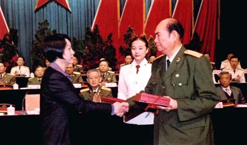 2001年4月24日，军委副主席张万年上将向王伟烈士的遗孀阮国琴，颁发一级英模奖