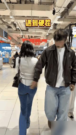 恶人自有恶人磨。不怕你手贱，美女自有高招，让你付出代价。大家一起看看这个视频，在