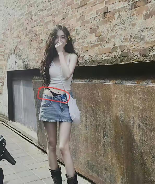 吴宣仪这裤子到底是设计的问题还是故意这样就穿搭的呢吴宣仪的身材确实很好，身