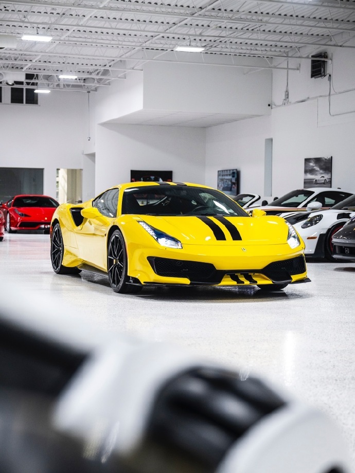 蜜蜂Pista！这辆外观设计精美的法拉利488Pista，采用了经典的吉拉洛·