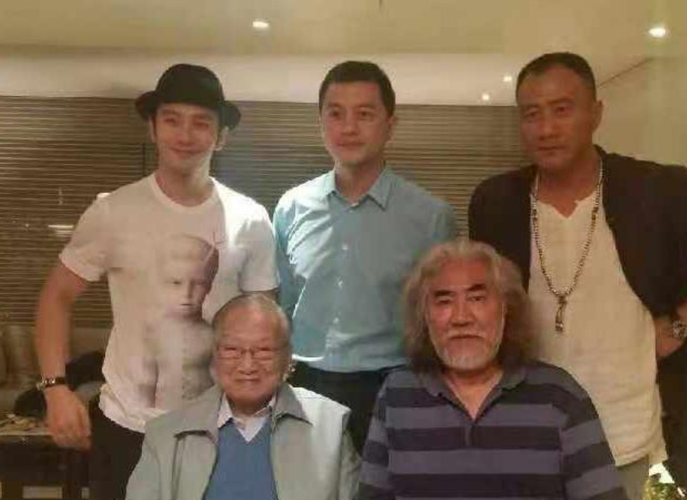 金庸90大寿时，胡军和黄晓明一同前去祝寿，席间，胡军端起酒杯毕恭毕敬地说：“先生