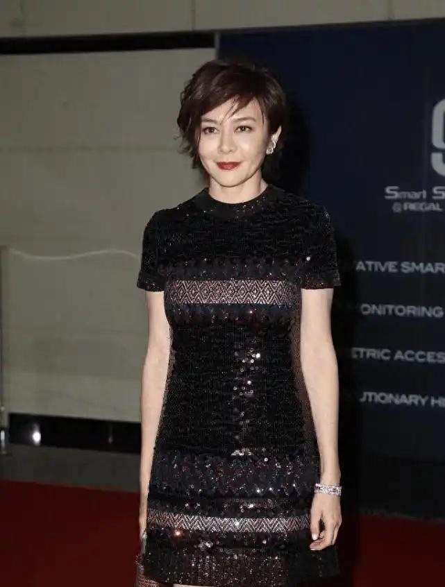 62岁关之琳顶着一张科技脸，剪了超短发穿短裙，腰臀比逆天像40岁