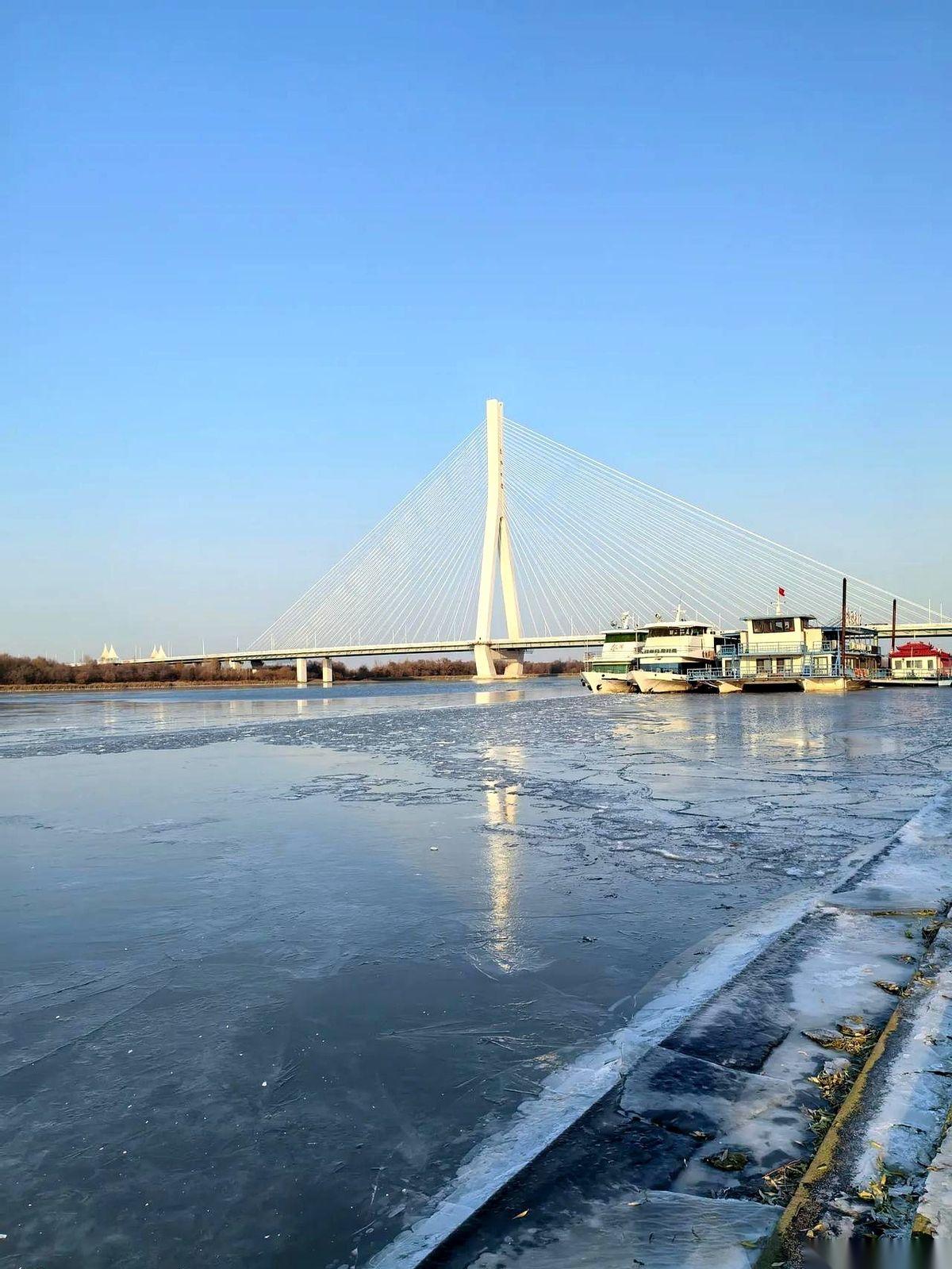 -9度，哈尔滨。太阳出来了，但感觉像个骗子，光给够了，热量全扣下了。一口白气