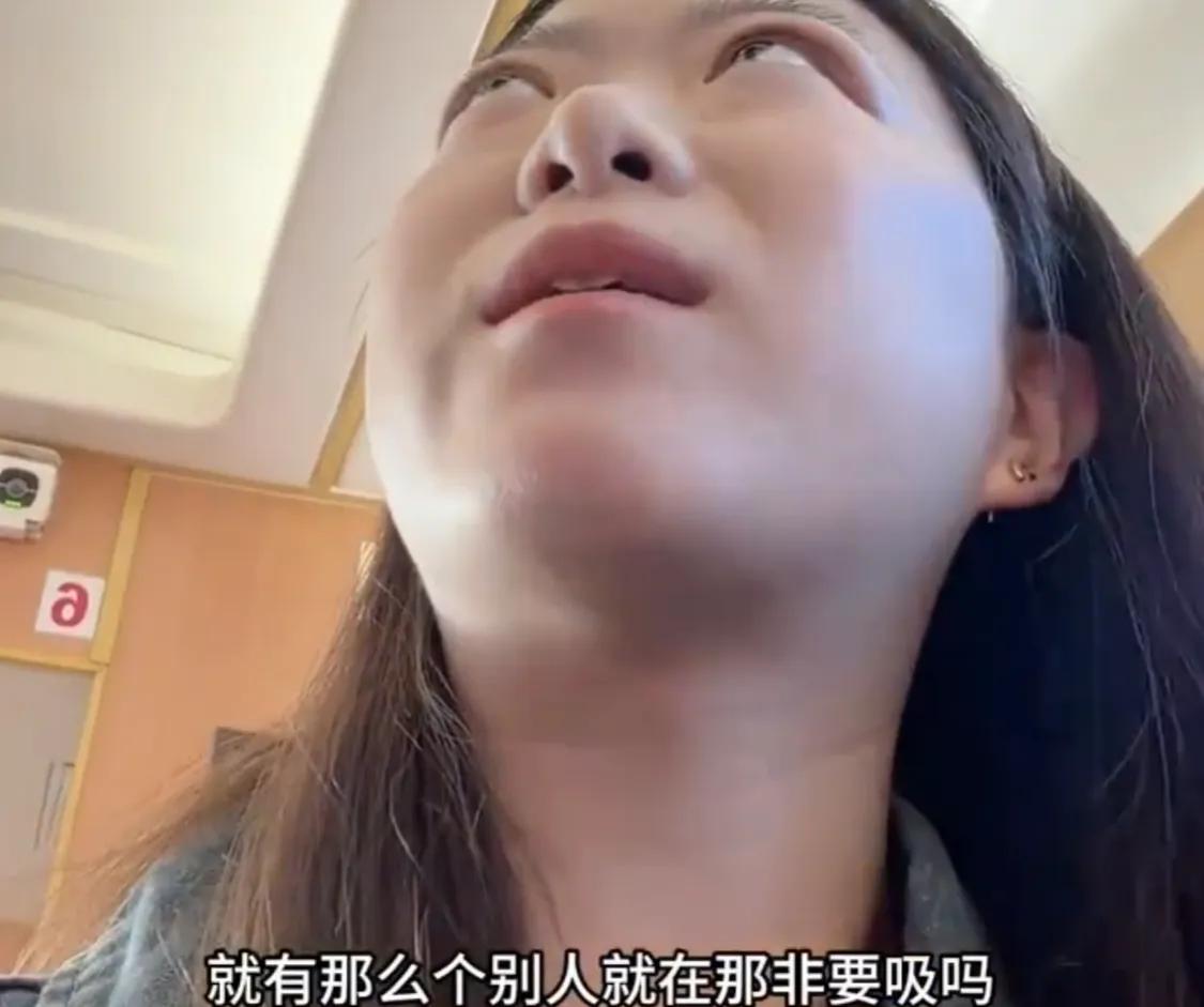 🌛太离谱！火车上女子因隔壁车厢有人抽烟，怒找列车长理论。列车长称此处为吸烟