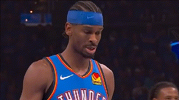 NBA西部决赛7场打完，马刺队淘汰了卫冕冠军雷霆队打进总决赛。此时我看到一个评论