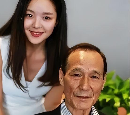 1984年，陈惠敏带着怀孕的妻子去参加宴会，碰见新义安的苏龙，苏龙一脚踢过去，陈