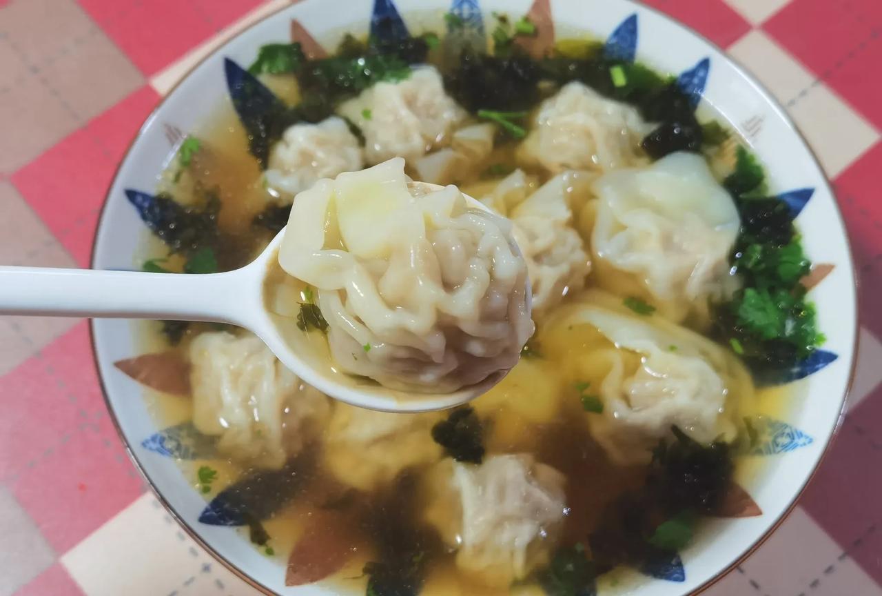 尤其是龙湖天琅，从第一个误闯入我店里吃馄饨的顾客，到现在得有二十多个了吧，每个来