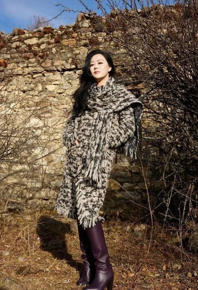 被61岁章小蕙的穿搭狠狠拿捏了！她的流苏粗花呢大衣+同系列围巾，再配上一双