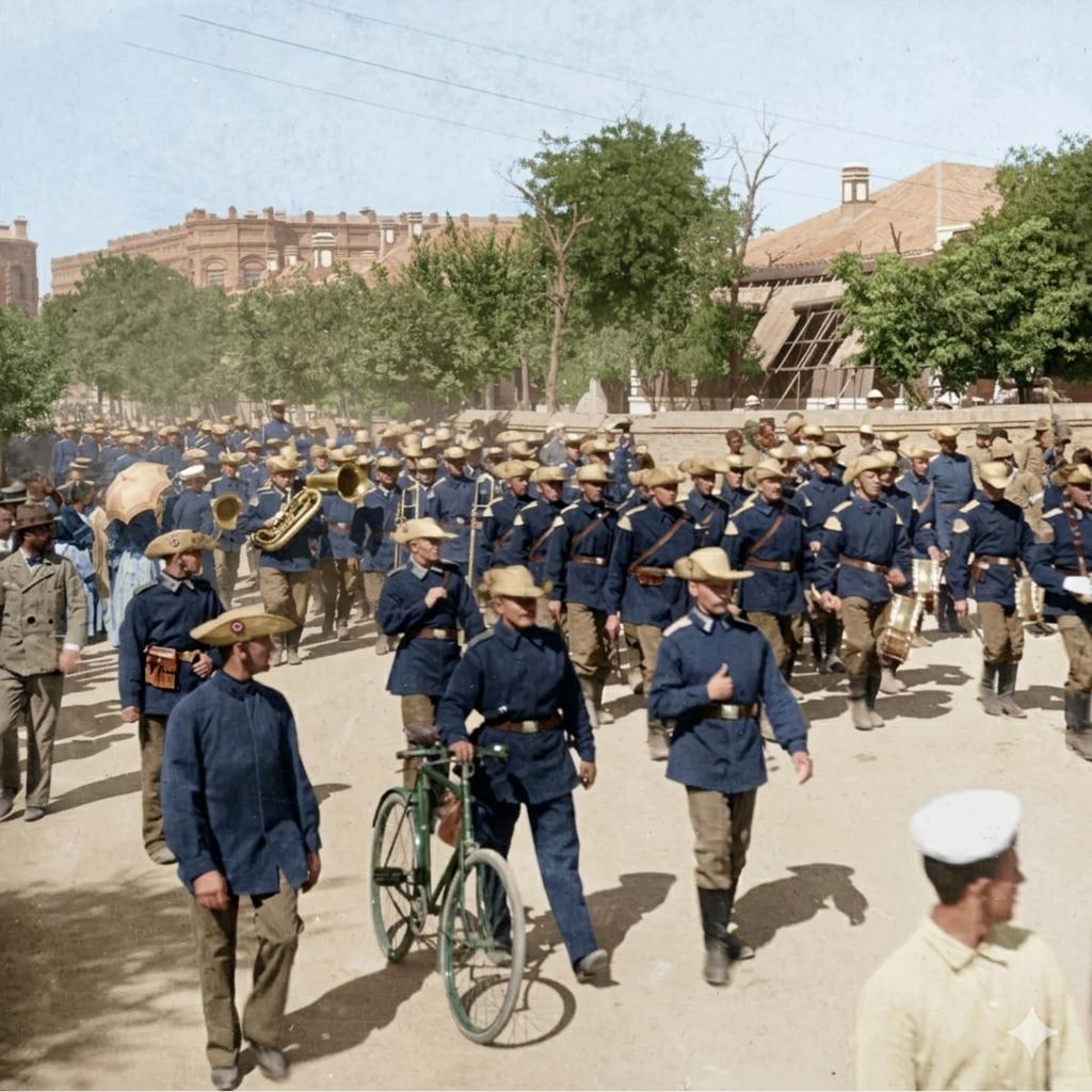 1901年，八国联军在北京城内街头武装行军巡游，整条纵队皆是列强联军武装，近代军