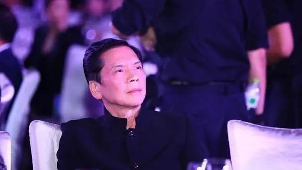 1996年，京城第一小混混白小航，在点歌台闹事，向华强警告白小航不要玩火，结果白