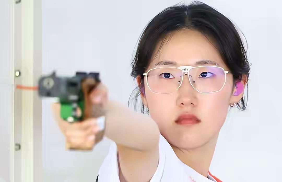 离奇一幕出现！名古屋亚运会女子25米手枪资格赛，身为奥运冠军的梁智仁，出现了匪夷