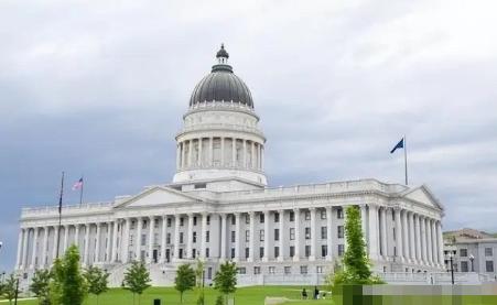 当初美国宣布冻结中国8亿美元资产，没想到中国反手就冻结美国在华80亿美元资产。当