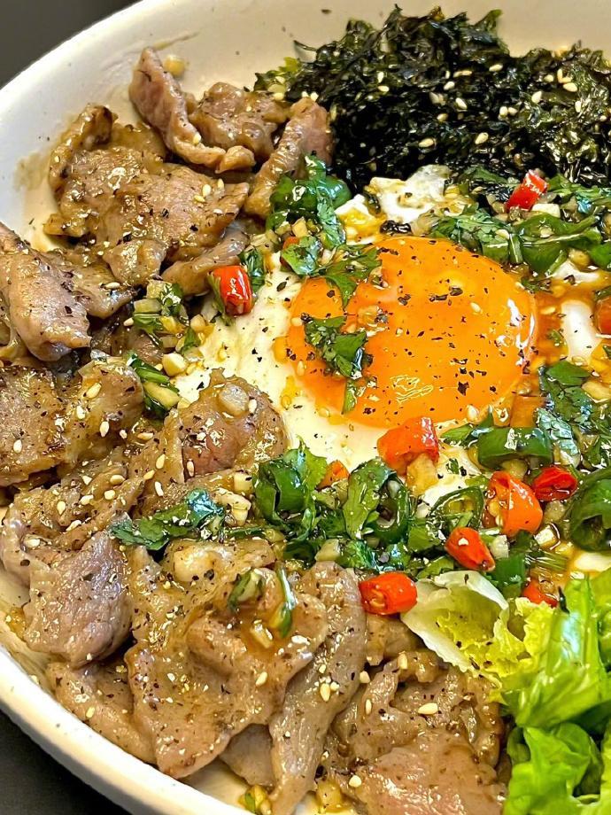 这碗生菜牛肉拌饭真是给我香迷糊了​​​