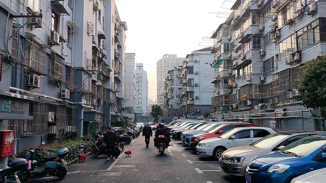 房子咋一天一个说法，[汗]让人不知所措！儿子明年结婚，说买不起房租房子挺