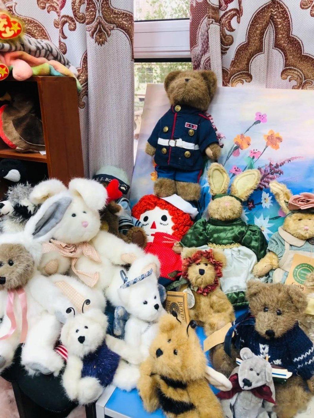 家里小孩的玩具太多，家庭不和。我去各地看房子，发现有的人家各种玩偶，从沙发到床头