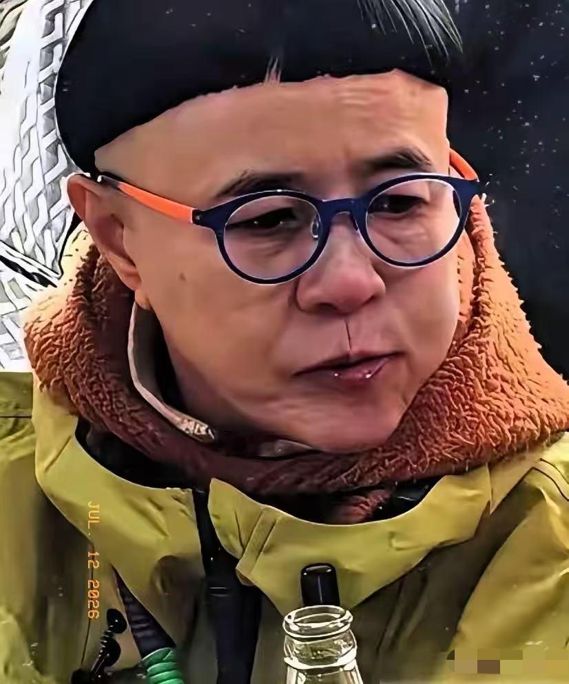 一个快60岁的女人，捏着每个月8900块的退休金，居然买机票跨省去剪头发，只为剪
