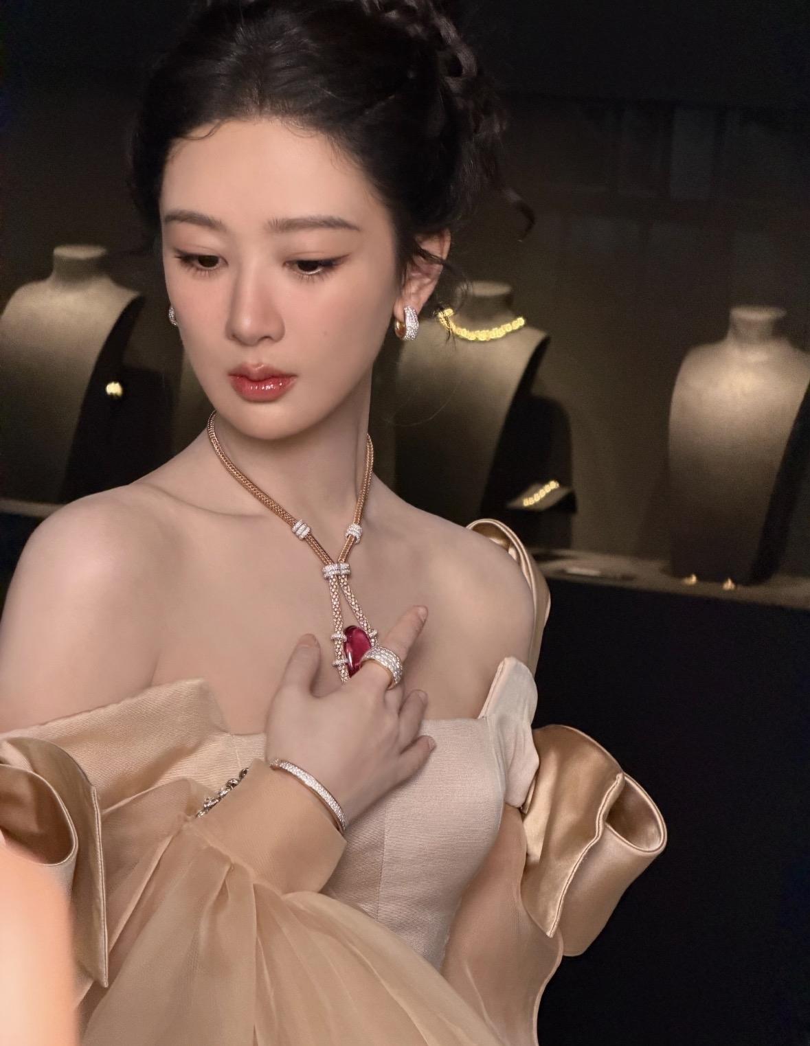 昨晚白玉兰晚宴上，杨紫那几句发言，听得人心里泛酸。“感谢鼓励”、“带着作品站