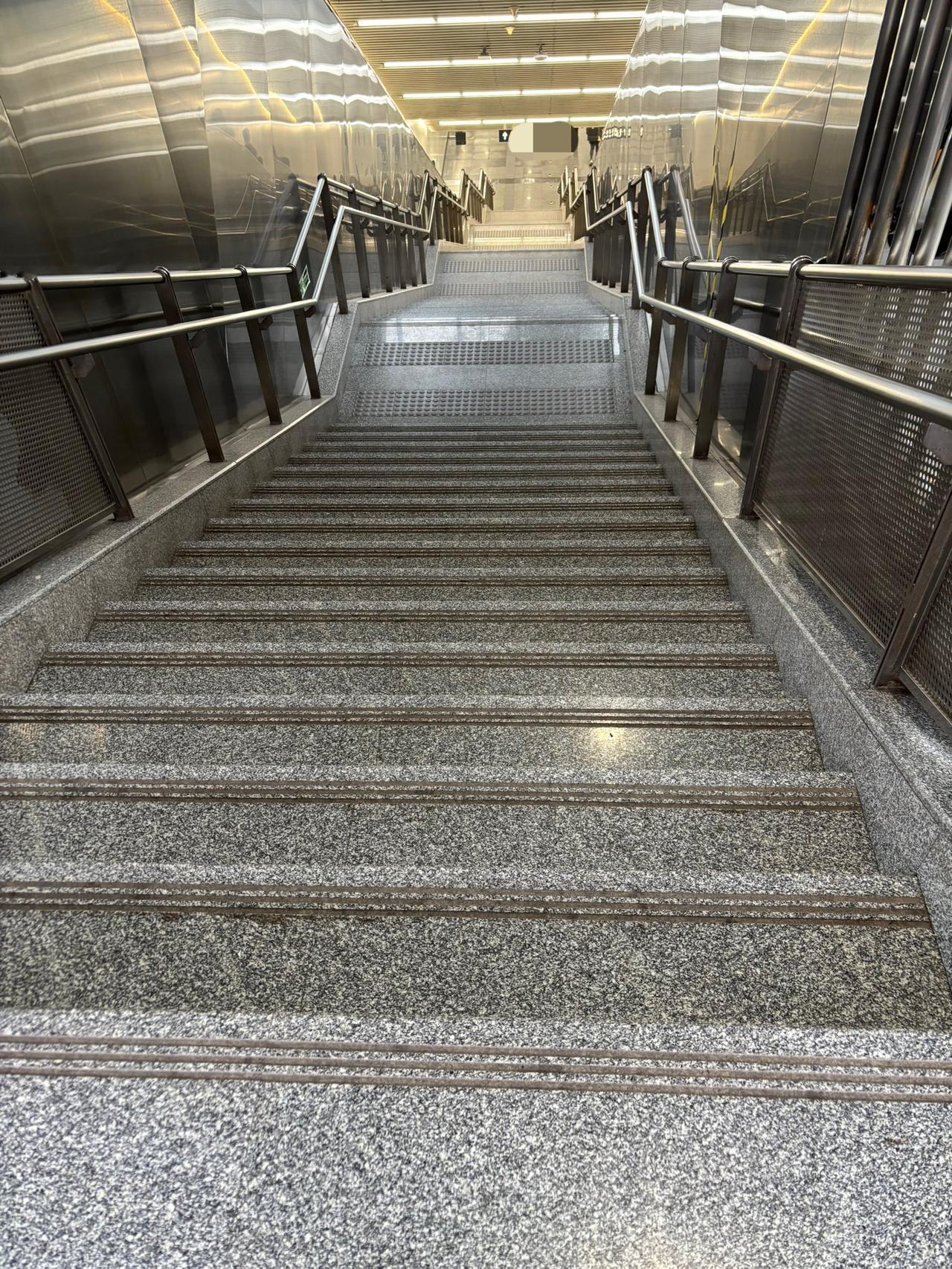 这个世界上居然还有这样的小仙女，世界上还是好人多啊！国庆节前，我在一个地铁站