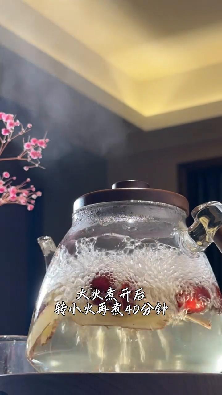 今天用一壶茶的时间教你化解虚寒、湿气和疲惫。老话说冬吃萝卜夏吃姜，姜要选择这种小