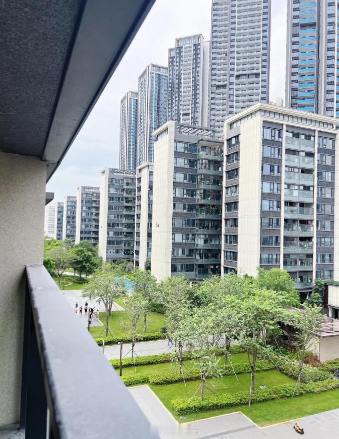 深圳光明深铁瑞城97平439万成交，单价4.5万。买家说就喜欢小洋房，房子不高，