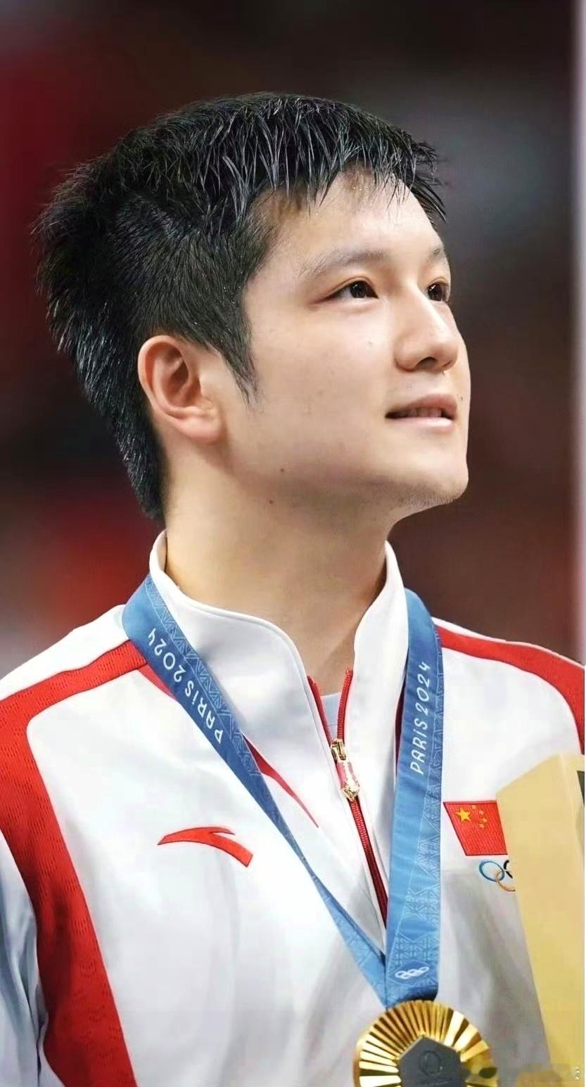 网友发起问答：第一眼看见樊振东，是一种什么样的感觉？答：他身上有一种奇妙的融合：