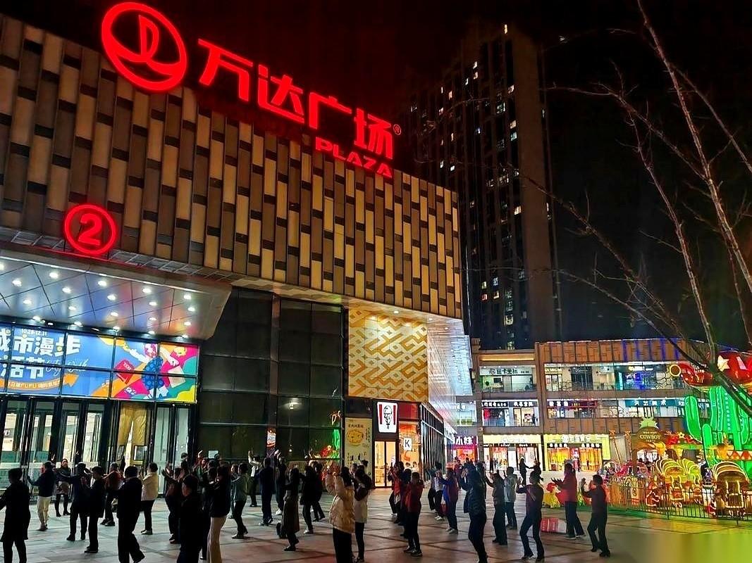 王健林一口气卖了80多座万达广场，这事早就传遍了全网。不少人跟风看热闹，觉得这