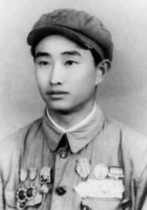 抗战中，山东栖霞，20名八路军正在吃饭，突然三架敌机俯冲而来，班长大喊：“隐蔽，