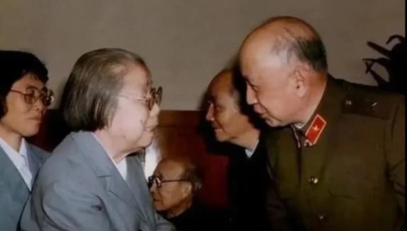 一次宴会上，钱学森站在邓颖超面前恭敬的喊到：“邓老师，您好！”邓奶奶却一脸惊讶的