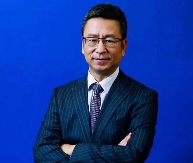 白岩松应邀到郑州大学演讲。自由提问时，一位女大学生站起来，当众问他：白老师，您怎