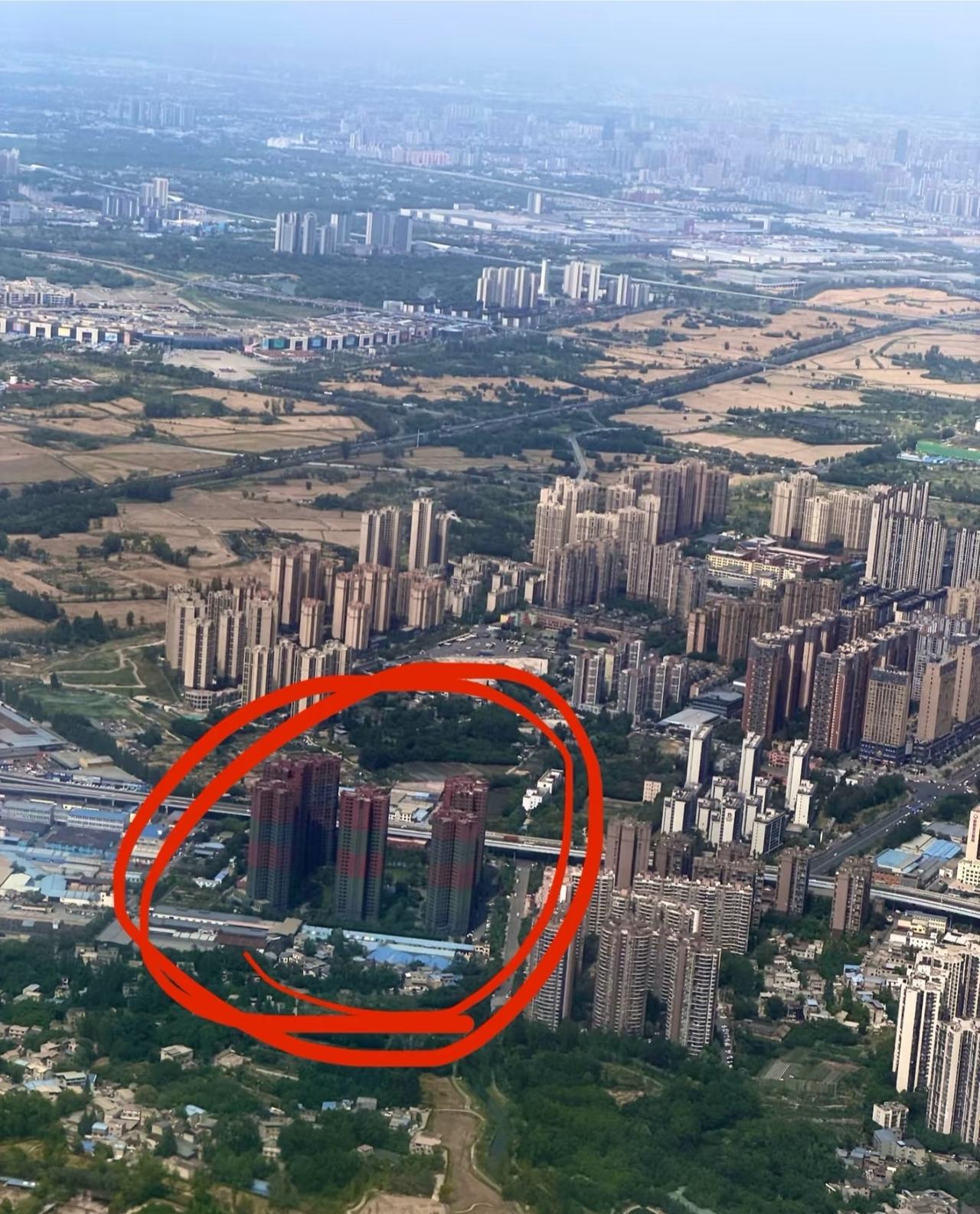 不愧是成都最丑建筑。在飞机上都大老远的被丑到了，我前两天才在抖音上刷到有个中