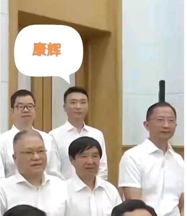 2025年河北北戴河暑期休假的专家中，我就认出来康辉了，我说最近怎么没见他主持节