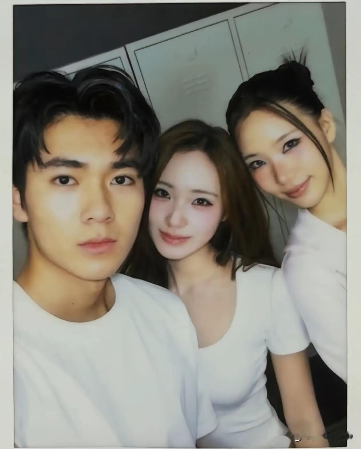和小S两个女儿同框的，是徐家大姐徐熙娴的儿子，小名叫米谷看他的相貌还是长得不错的