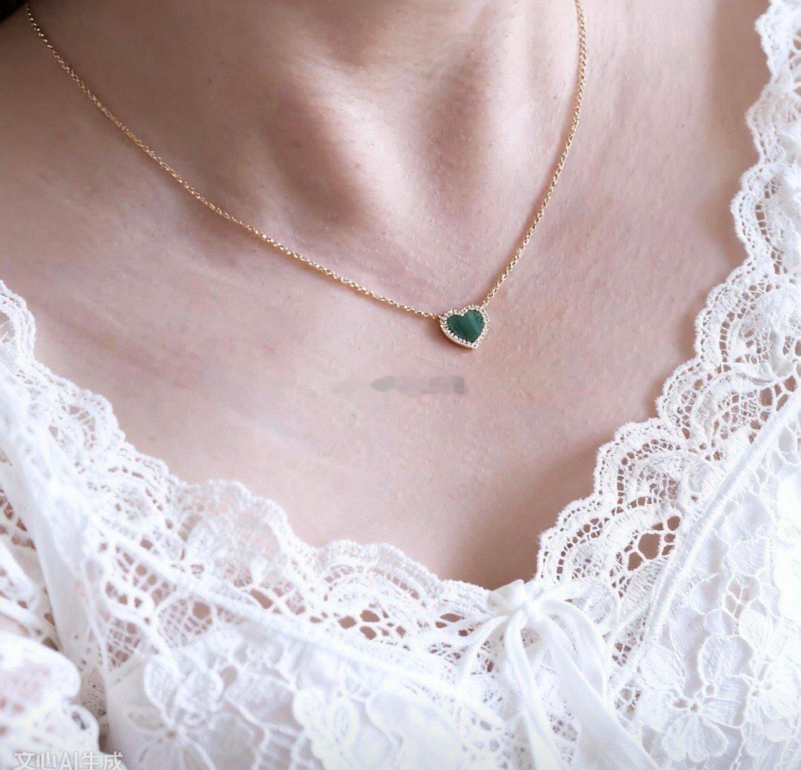 2025风格尖货分享一条今年我最爱的项链，APMMonaco孔雀石爱心项链，