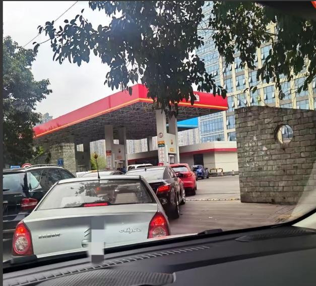 没想到啊，真没想到本以为今晚要涨油价，早去加油能占个便宜，结果排了25分钟，付