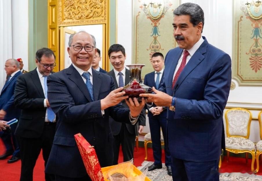 马杜罗被捕前会还在会客今天晚上，特朗普在个人社交媒体发文宣布重大消息，美国三角