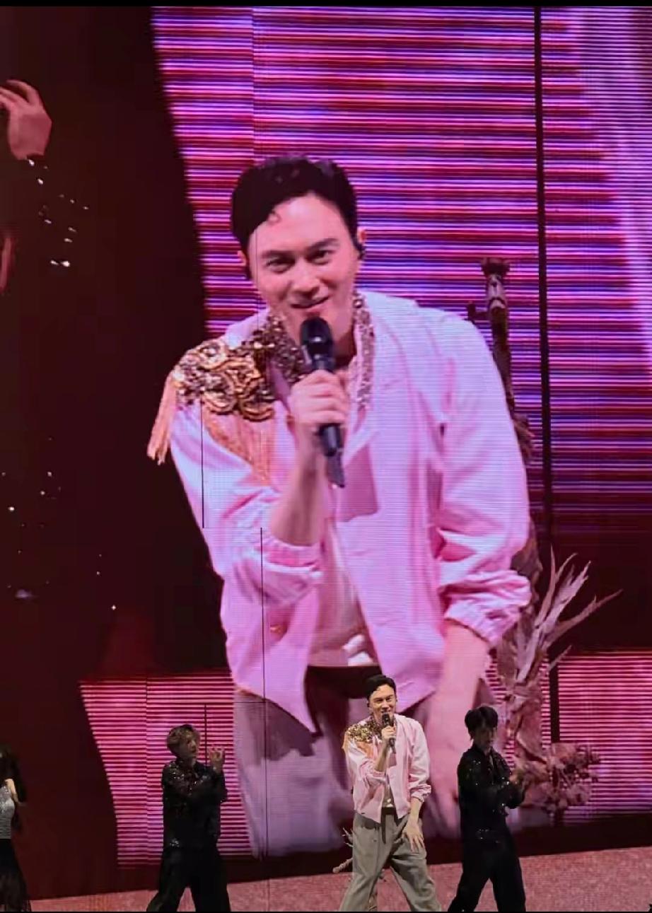 张智霖演唱会太暖心！全家低调到场，三代颜值引热议8月2