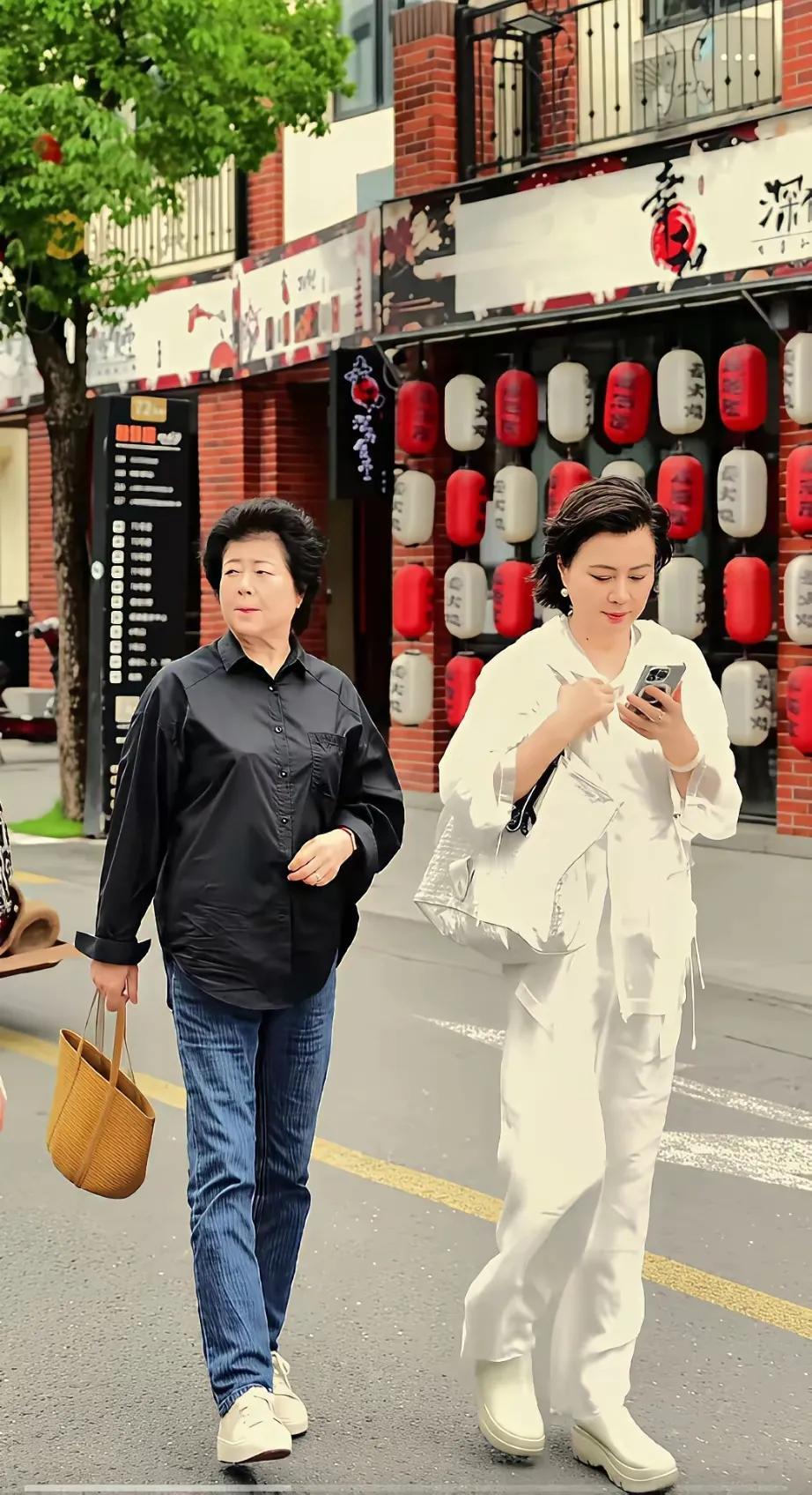 李玲玉和妈妈在一起的照片让我看了非常感慨，这娘俩的颜值先不说，她们的年龄真是让人