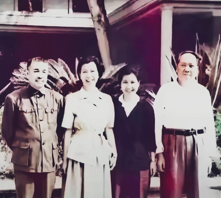 “来，拍张照！女同志站中央，男同志站一边”。那天，毛主席携夫人同井冈山时期的老战